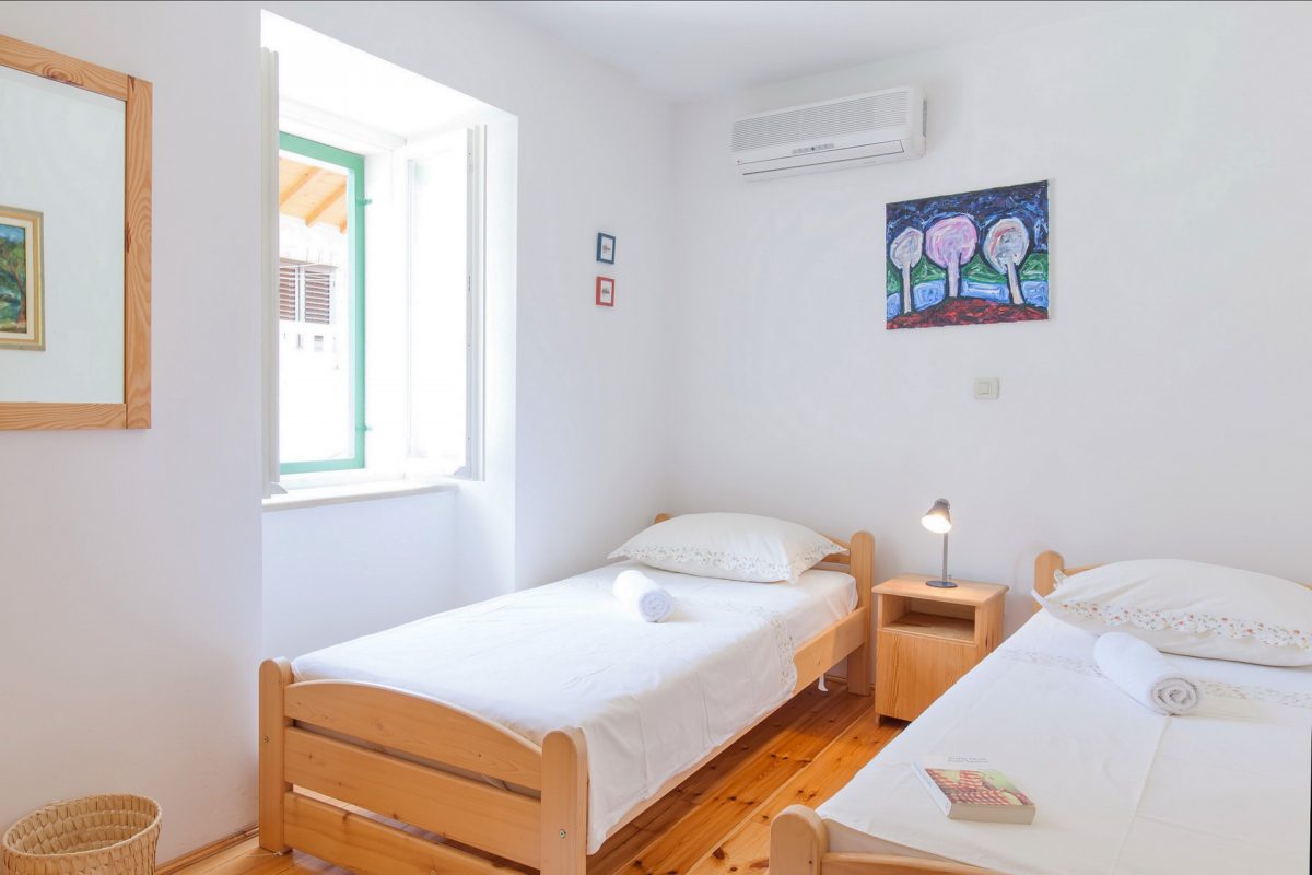 Air-conditioned twin bedded room in the Villa Bonaca